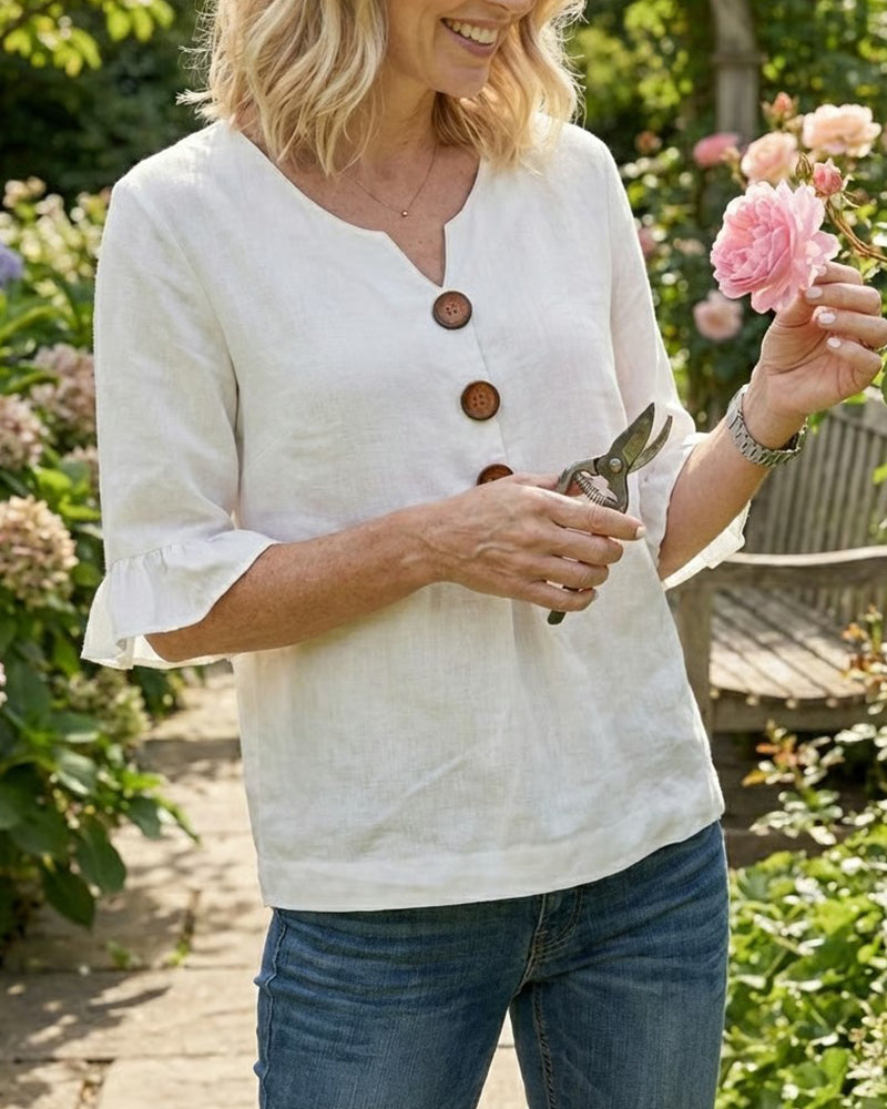 Blusa Inés de algodón-lino lisa con botones de madera y volantes