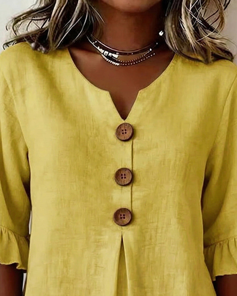 Blusa Inés de algodón-lino lisa con botones de madera y volantes