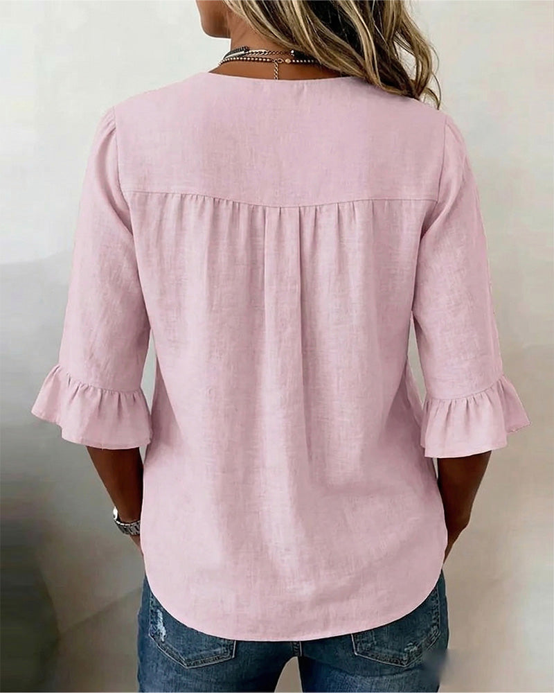 Blusa Inés de algodón-lino lisa con botones de madera y volantes