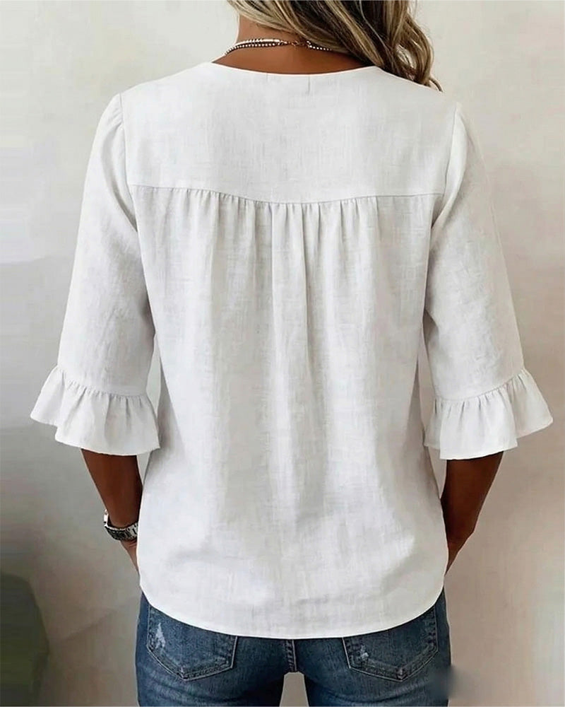 Blusa Inés de algodón-lino lisa con botones de madera y volantes