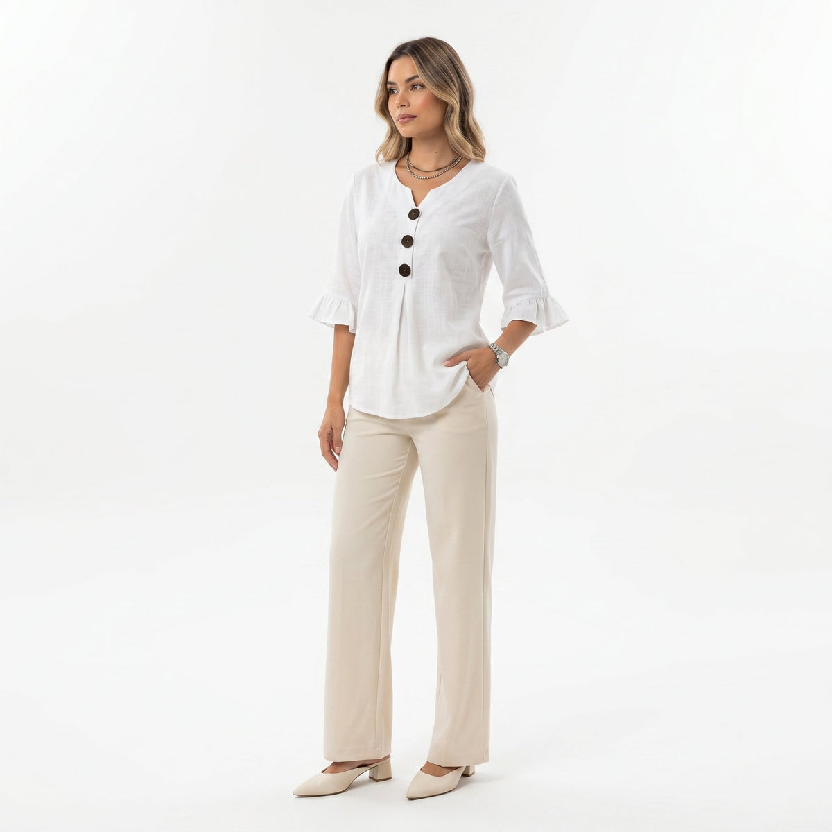 Blusa Inés de algodón-lino lisa con botones de madera y volantes