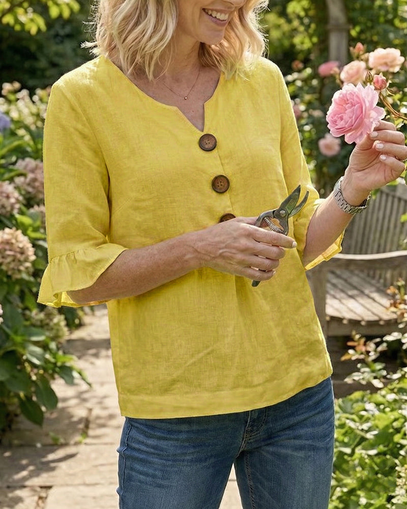Blusa Inés de algodón-lino lisa con botones de madera y volantes