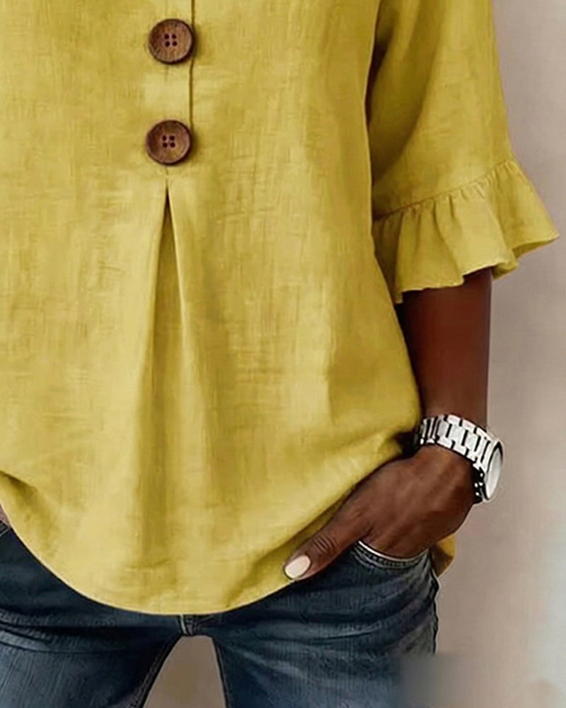 Blusa Inés de algodón-lino lisa con botones de madera y volantes