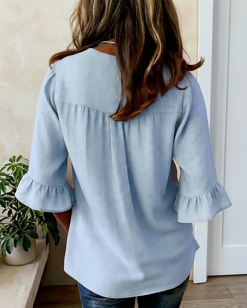 Blusa Inés de algodón-lino lisa con botones de madera y volantes
